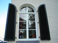 Rundbogenfenster mit Schlagläden 